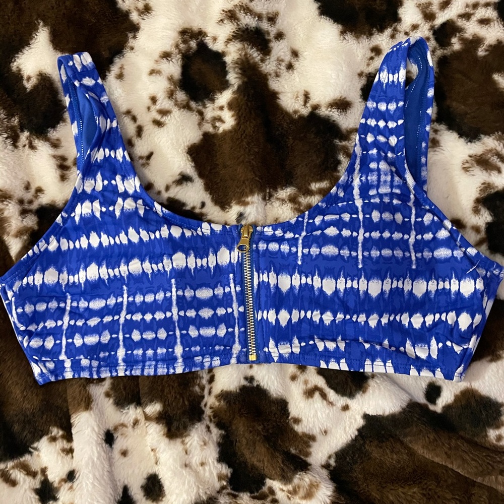 New Lbiza swimwear top size large royal blue and white. Gorgeous!